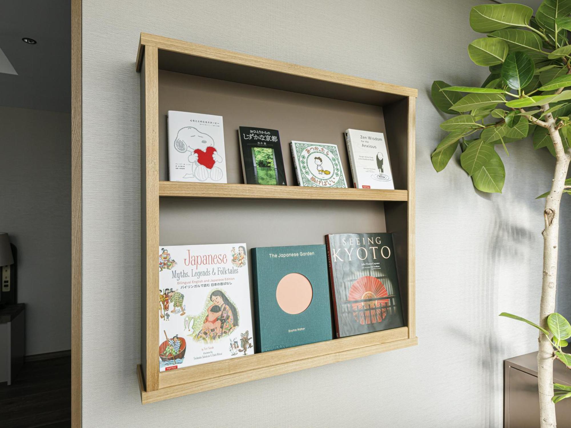 Good Nature Hotel Киото Номер фото A wall-mounted bookshelf