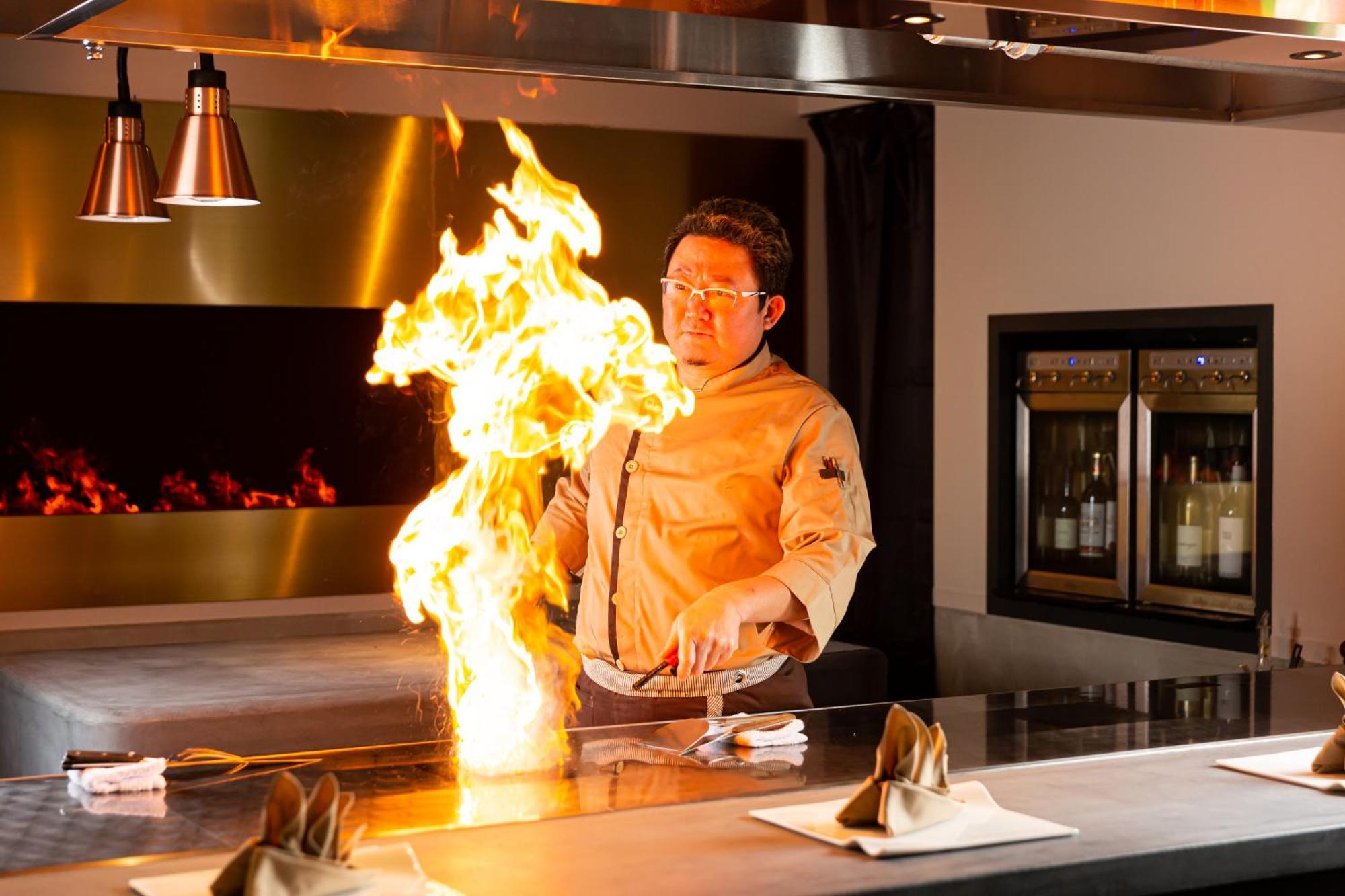 Good Nature Hotel Киото Экстерьер фото A chef cooking with a flaming torch