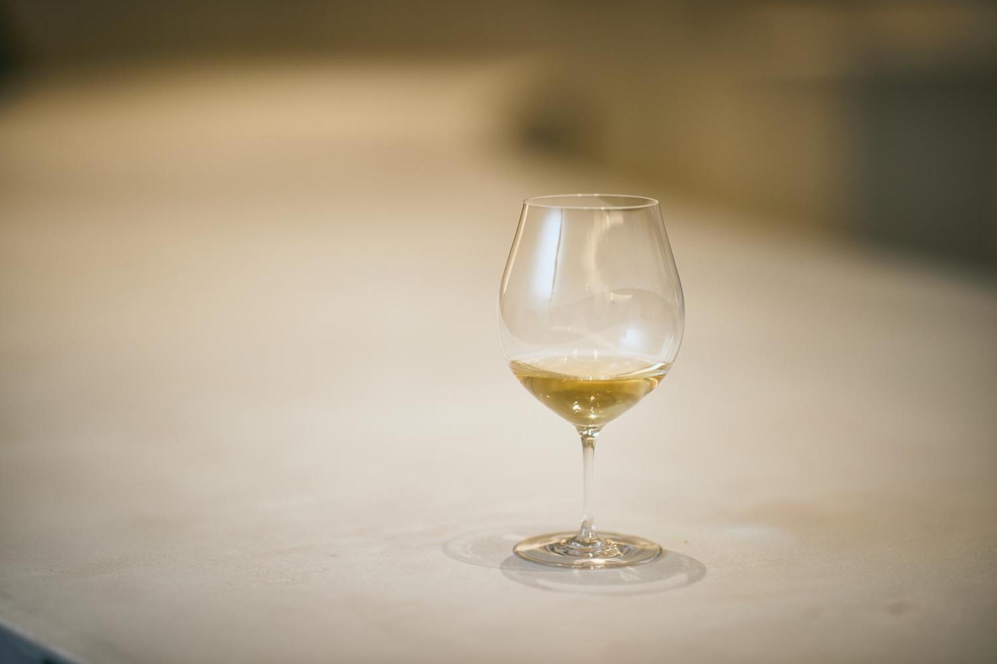Good Nature Hotel Киото Экстерьер фото A glass of white wine